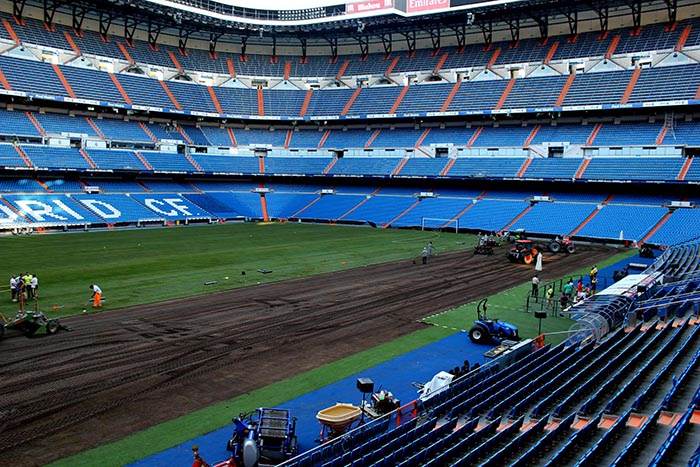 Instalación de césped en el Estadio Santiago Bernabéu, Real Madrid.