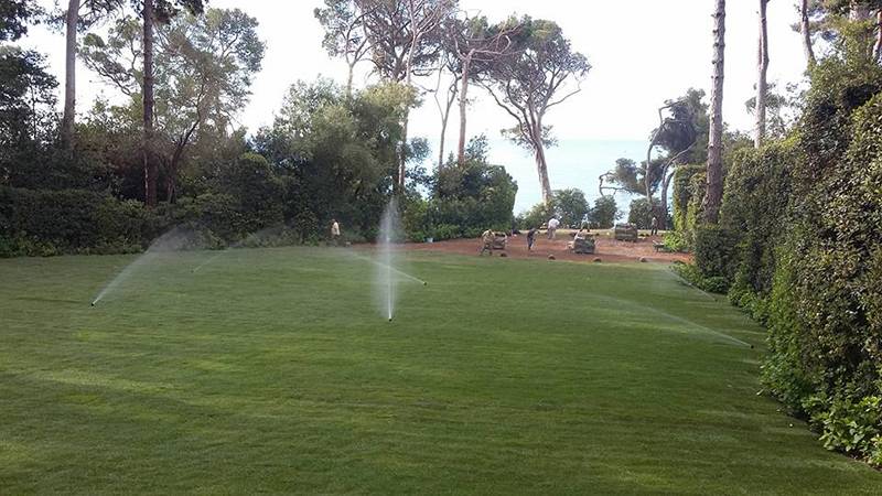 Tepes de césped natural en una villa de Cap D'Antibes, en la Costa azul de Francia